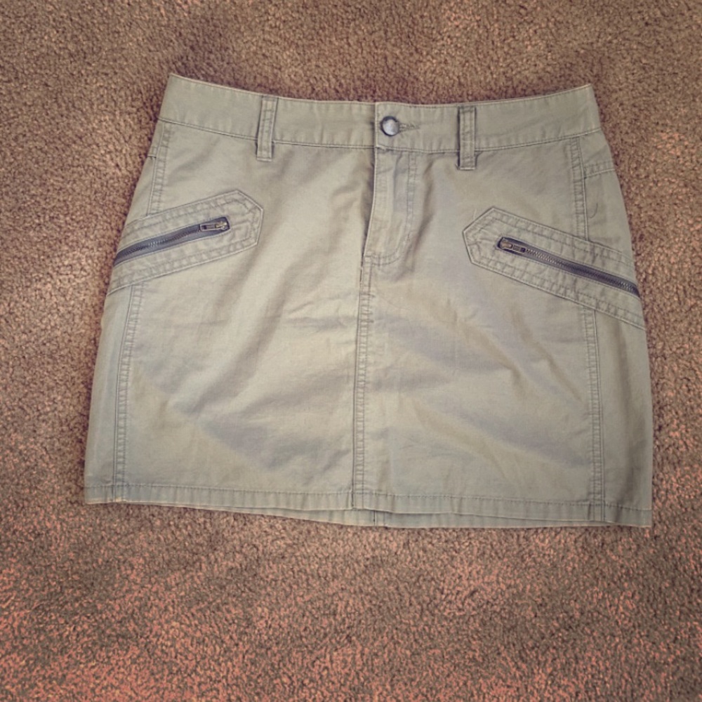 Khaki miniskirt with pockets!